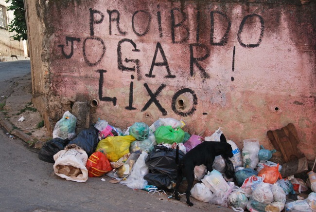 A urgência da urgência – Reflexões sobre o lixo nas favelas